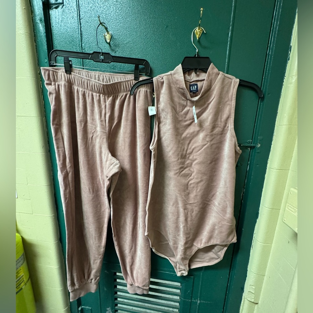 Gap Pink 2 piece velour jogger set. Top is size XL tall. Bottoms are size L NWT - Picture 8 of 15